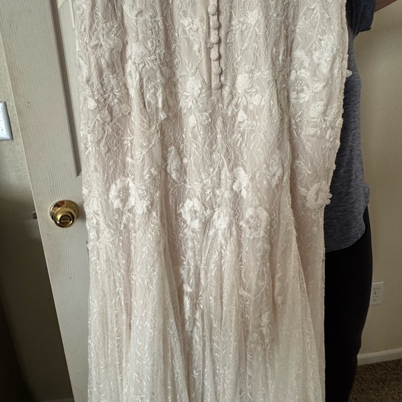 Elegant Lace Sleeveless wedding dress - Picture 3 of 15